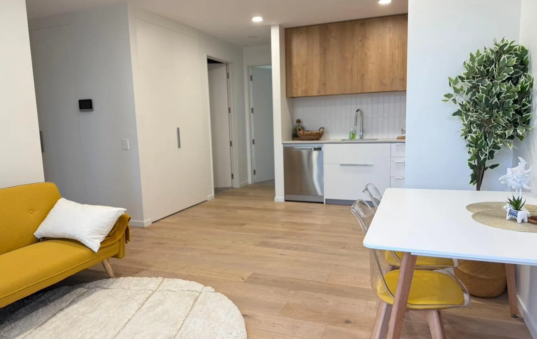 Central City River Side Oasis With Free Parking location